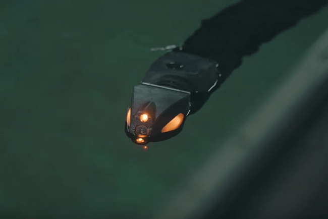Podvodní dron Eelume s pohyby a tělem hada