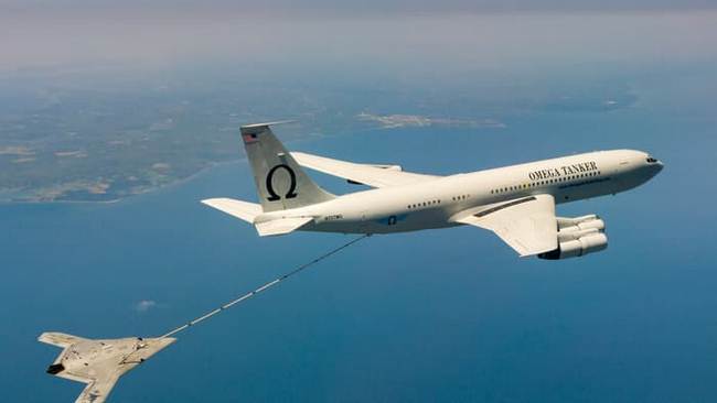 Bezpilotní dron X-47B úspěšně zvládl vzdušné tankování
