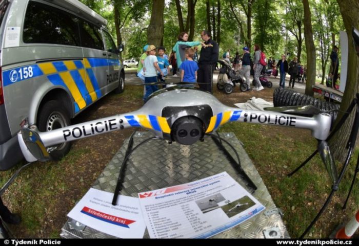 Policie představila nový služební dron, má noční vidění i termovizi