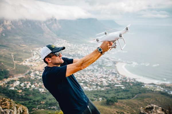 Casey Neistat porovnává DJI Phantom 4 Pro+ vs. Inspire Pro vs. Mavic Pro ve 4K