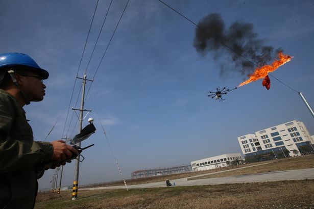 Dron s plamenometem dělá nebezpečnou práci za člověka