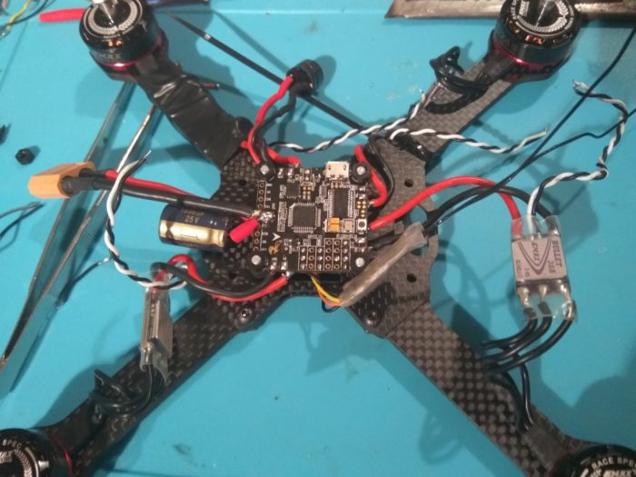 jak postavit závodní dron - montáž