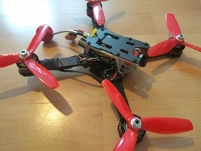 Jak postavit závodní dron #1 – znovu a lépe