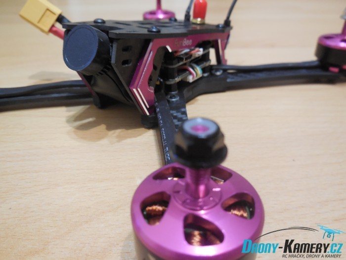 Unboxing FuriBee Stormer 220mm – první pohled na závodní koptéru se zajímavými parametry